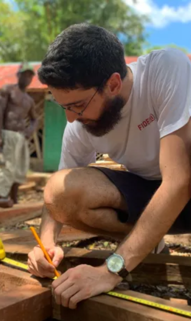 Les volontaires en mission humanitaire apportent ses compétences personnelles et professionnelles à des projets locaux et travaillent main dans la main avec nos partenaires. Ils reviennent souvent avec des compétences acquises sur le terrain, ce qu'on appelle des soft skills, précieux sésames recherchées par bon nombre d'entreprises aujourd'hui.