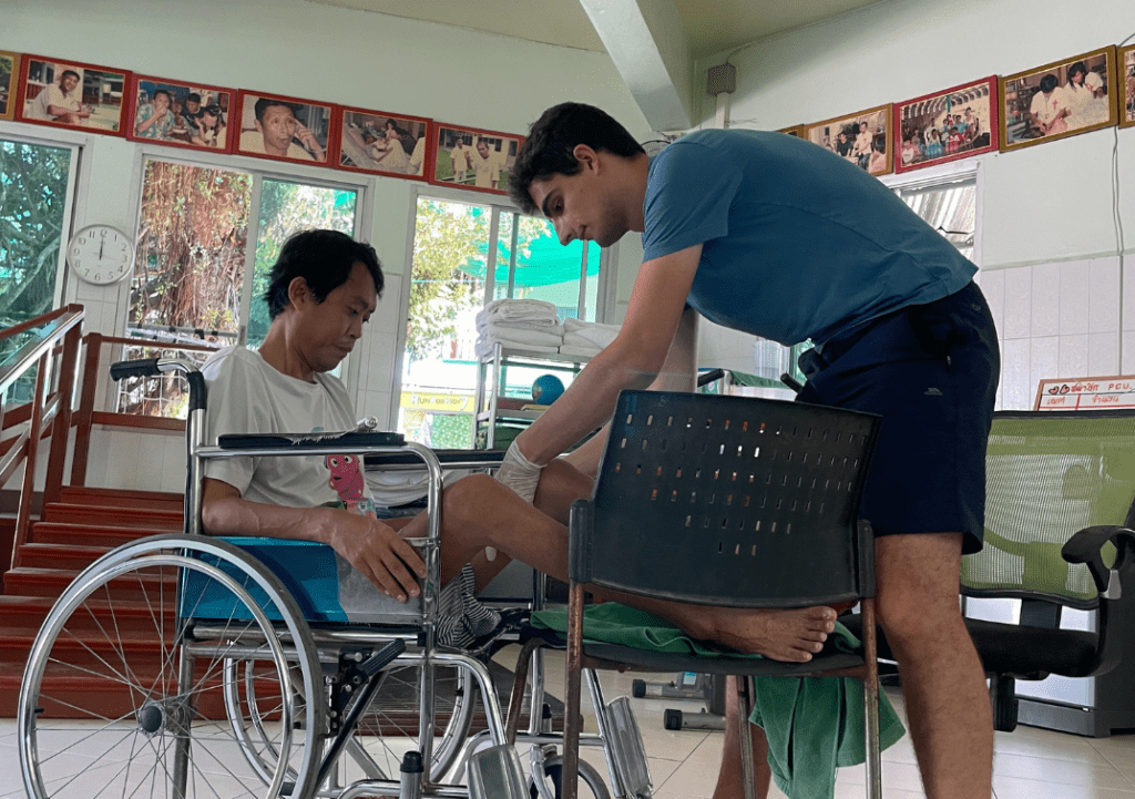 Nous avons vu l’engagement et le potentiel des volontaires Fidesco qui ont travaillé au Centre Fontaine de la Vie de Pattaya. Et nous savions que notre communauté pouvait être plus développée grâce au soutien des volontaires Fidesco. Fidesco entretient toujours une bonne relation entre l’équipe, les volontaires et les partenaires. Ils ne nous abandonnent jamais et sont prêts à donner les avis ou l’aide dont nous avons besoin. Ils nous contactent et nous visitent toujours, chaque année. C’est bien plus qu’une relation de partenaire, mais quelque chose comme une famille.