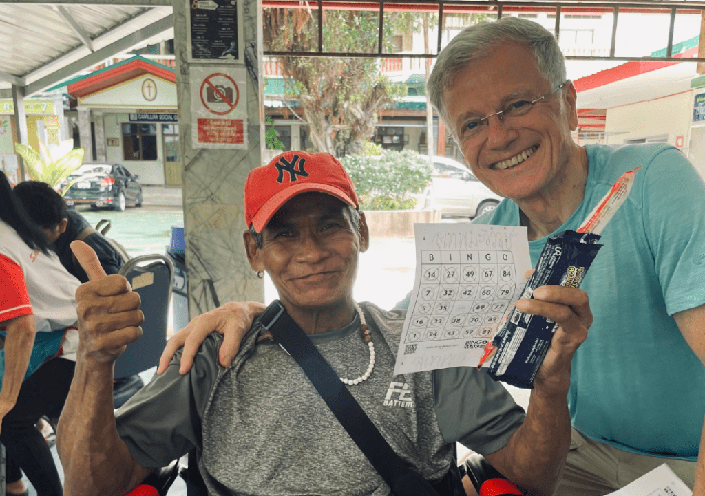 Nous avons vu l’engagement et le potentiel des volontaires Fidesco qui ont travaillé au Centre Fontaine de la Vie de Pattaya. Et nous savions que notre communauté pouvait être plus développée grâce au soutien des volontaires Fidesco. Fidesco entretient toujours une bonne relation entre l’équipe, les volontaires et les partenaires. Ils ne nous abandonnent jamais et sont prêts à donner les avis ou l’aide dont nous avons besoin. Ils nous contactent et nous visitent toujours, chaque année. C’est bien plus qu’une relation de partenaire, mais quelque chose comme une famille.