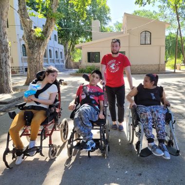 La Casa del Niño, prend en charge des personnes en situation de handicap placées par la justice afin de leur offrir un cadre de vie sain, dans lequel elles ne manquent de rien et où elles se sentent en famille. La casa del Niño souhaite que toutes les personnes dans cette situation puissent vivre dans un lieu de vie qui les respecte et les aide à grandir. Face à la demande croissante de familles, la Casa del Niño ouvre deux nouvelles maisons pour ces jeunes et doit réhabiliter des locaux, les meubler, recruter du personnel etc.