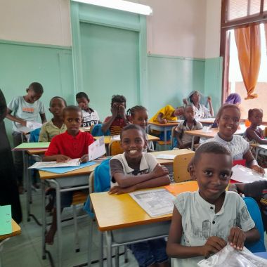 Le projet « Lire, Ecrire, Comprendre » est porté par le diocèse de Djibouti afin de permettre aux enfants et aux jeunes qui n’ont pas accès à l’éducation ou qui ont abandonné l’école très tôt d’être alphabétisés et de rejoindre l’école après trois années dans ce programme. Ce centre djiboutien accueille également des jeunes en situation de handicap ou avec des besoins spéciaux. C’est un pas pour aider tous ces jeunes en vue de sortir de la pauvreté.